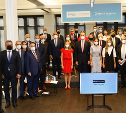 Sus Majestades los Reyes y Sus Altezas Reales la Princesa de Asturias y Girona y la Infanta Doña Sofía junto a los patronos de la Fundación Princesa d